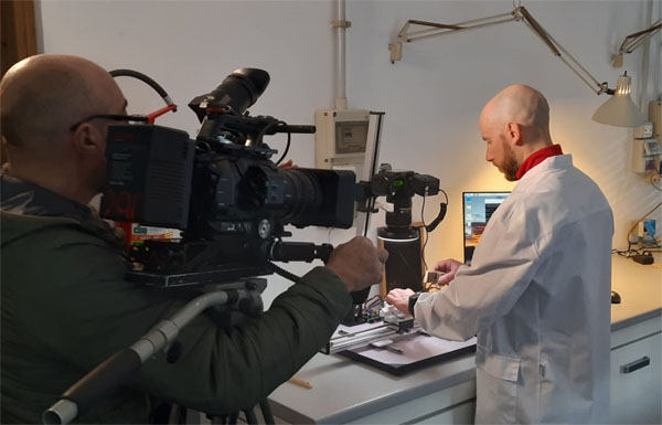 La troupe RAI riprende il Dott. Samuele Pellizzari mentre osserva un campione in laboratorio